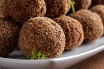 Piatto di polpette di manzo fritte 