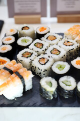 sushi variado de arroz y salmón