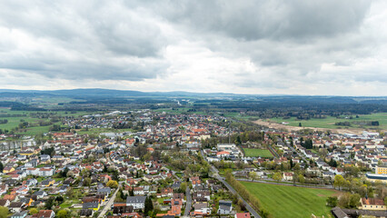 Obraz premium Panoramic view of a town in a rural landscape