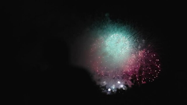 Silencio ante fuegos artificiales nocturnos