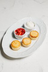 Baked cheesecakes with strawberries and yogurt