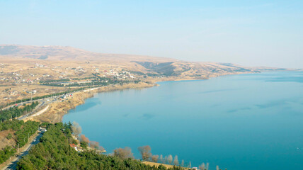 Fototapeta premium Panoramic View of Tbilisi Reservoir and Surrounding Hills in Georgia