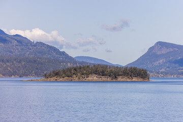 Obraz premium Scenic View of a Small Island in the Gulf Islands, BC, Canada Wilderness