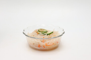 ガラスボウルにいれた中華風サラダ