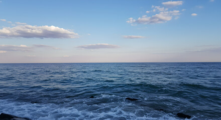 Obraz premium Breathtaking Sunbeams and Clouds Over the Ocean