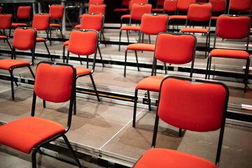 Obraz premium Rows of Empty Red Chairs Arranged Neatly in a Theater Setting Awaiting Their Audience