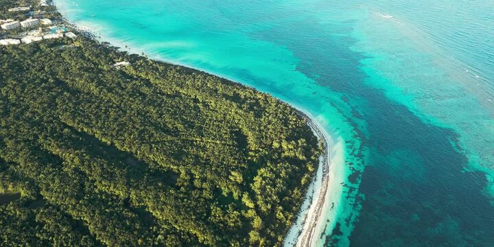 Vista a&eacute;rea de una hermosa playa con agua azul turquesa en la Riviera Maya, toma a&eacute;rea de drone volando sobre la costa de una playa paradis&iacute;aca en el Caribe