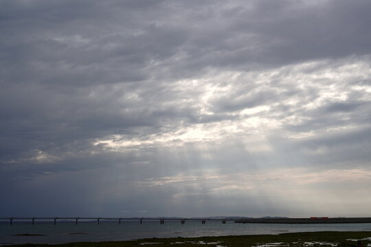 那覇空港近くにでた天使の梯子