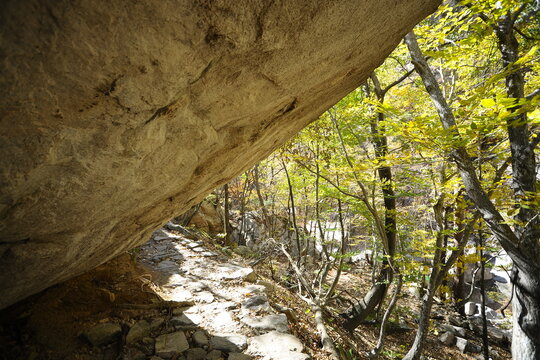 엄청나게 큰 바위밑에 돌로만든 산책길이 있다.
