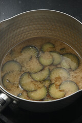 鍋に入ったナスの味噌汁