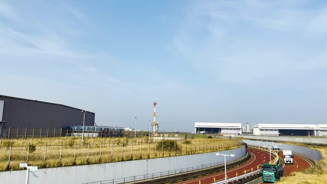 羽田緑地展望テラスから望む羽田空港、環八とA滑走路から離陸する飛行機