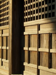 神社の日に灼けた古い格子戸	