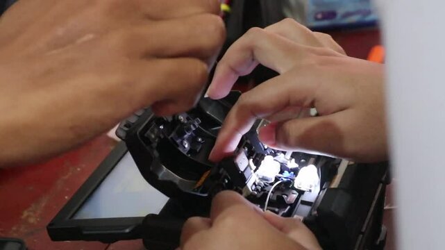 Connecting fiber optic cables with a fusion splicer