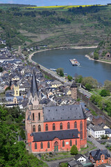 blick auf rhein und frauenkirche vom burg schönburg, oberwesel, deutschland