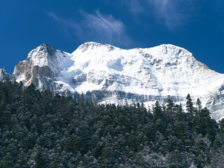 The western part of Sichuan, China is a famous tourist destination. This is a snow mountain captured on April 17, 2025 at 09:55:29 in Daocheng Yading. Welcome everyone to Sichuan for tourism.
