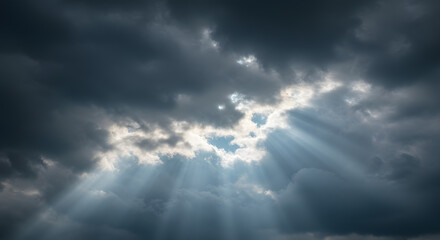 Obraz premium Dramatic crepuscular rays piercing through stormy cumulus clouds vista