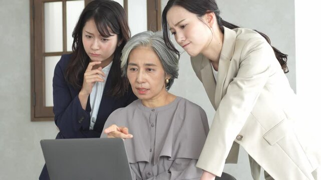 悩む3人のビジネスウーマン