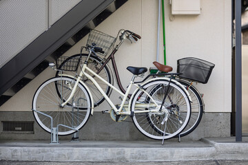アパートの階段の下に止められた2台の自転車