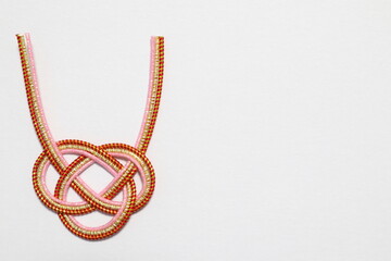 水引飾り　あわじ結び　白背景