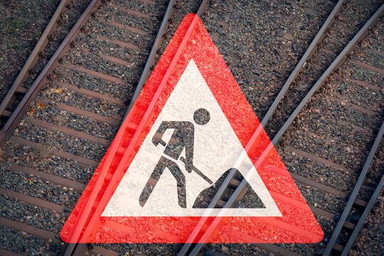 Baustellenschild &uuml;ber Bahnschienen - veraltetes Schienennetz muss saniert werden