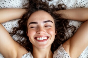 Naklejka premium A closeup of a smiling woman set against a light grey background, featuring dental veneers