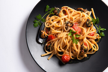 Linguine con pomodorini e cozze, pasta italiana, ricetta mediterranea 