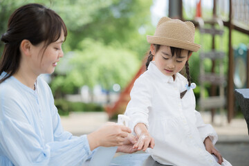 屋外での虫よけスプレーのイメージ　顔無しのクローズアップ