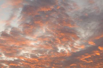 Toma de lejos de unas bellas nubes de color naranja o rojo en un cielo de color azul durante el amanecer © Elika R