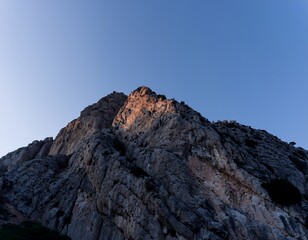 Dusk Mountain View &ndash; Clear Sky and Peaceful Landscape from Low Angle