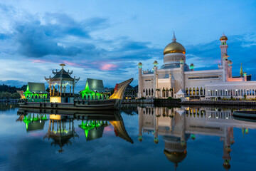 Omar 'Ali Saifuddien Mosque with beautiful reflections on the lake