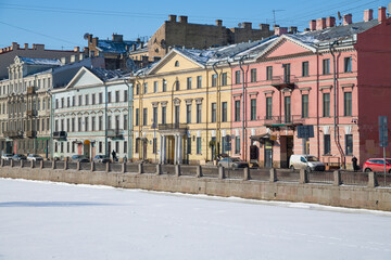 Obraz premium Old mansions on the Fontanka River embankment on a sunny February day, Saint Petersburg