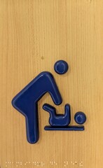 Letrero de sala para cambiar pañales en la pared de un centro comercial. Símbolo de madre y bebé...