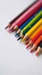 Naklejka premium Close up of vibrant color pencils arranged in zigzag formation, sharp, creativity