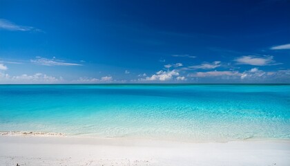 Fototapeta premium blue ocean with white sand beach and blue sky background