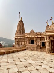 Fototapeta premium Discover the breathtaking artistry of intricate carvings at BAPS Shri Swaminarayan Temple, showcasing stunning craftsmanship and timeless spiritual beauty.