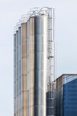 Industrielle Speicher ein einem Werk vor blauem Himmel