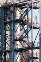 Industrielles Bauwerk zur Speicherung von Produkten, das über eine Treppe zugänglich ist