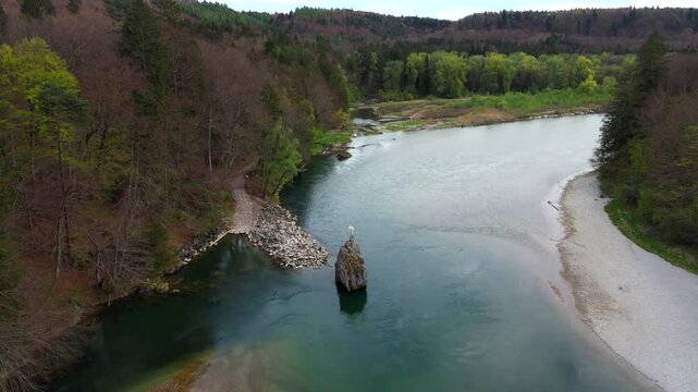 Luftbildaufnahme Georgenstein, frueher auch Georgstein oder Georgenfels, ist grosser Felsblock im Flussbett der Isar ostlich Baierbrunn im Landkreis Muenchen, Deutschland im Fruehling. Isarwanderung. 