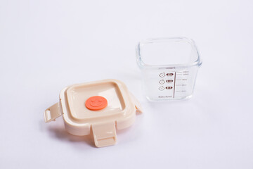 Baby feeding place with a tight lid with a seal so that the food doesn't spoil easily, along with the dimensions of the feeding place