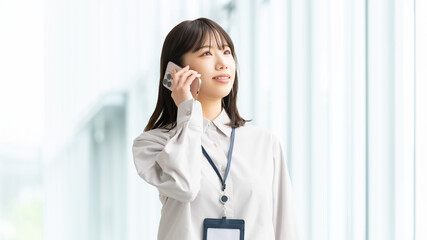 スマートフォンで話す笑顔の女性・ビジネスウーマン