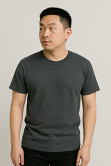 Obraz premium a man wearing colored blank t-shirt to put in a logo. or for mock up asset