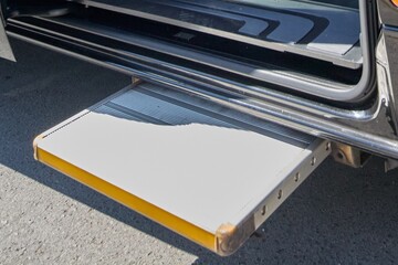 Retractable van boarding platform for accessibility
