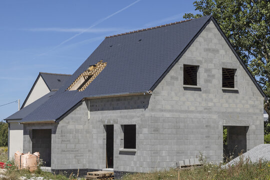Toiture en ardoises d'une maison en parpaings en construction
