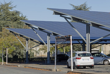 Installation de panneaux photovoltaïque en couverture d'un parking	
