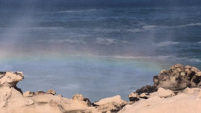 Wellen peitschen an die Felsenk&uuml;ste und erzeugen Regenbogen, Westk&uuml;ste, Fuerteventura