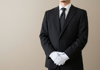 白手袋を着用した礼儀正しい男性スタッフ
