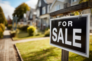 Obraz premium For sale sign in front of suburban house on sunny day