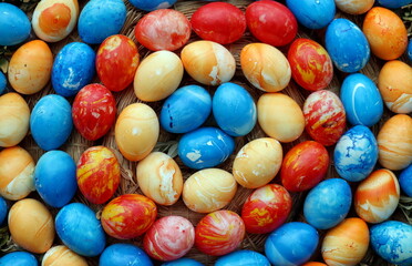 Ornament aus bunten Ostereiern