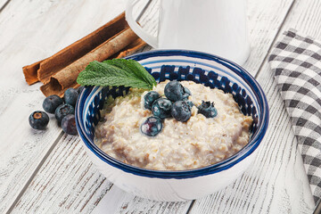 Oats porridge with blueberry