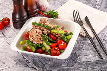 Canned tuna with asparagus salad